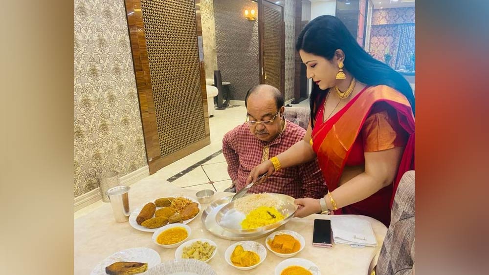 খাবার দিয়েই যে সরে গিয়েছেন তাও নয়। শাশুড়িরা যেমন করে থাকেন সেই ভাবে পাশে বসে শোভন ঠিক করে খেলেন কি না, সে দিকেও নজর রেখেছেন।