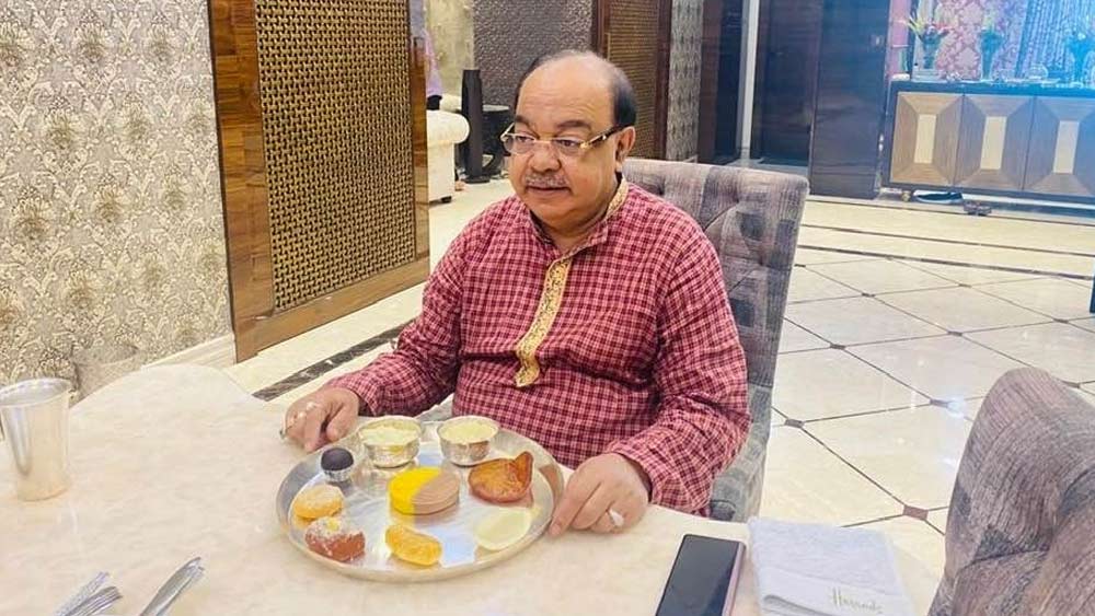 এত এত মিষ্টি, খাবার শোভন খেয়েছেন কি না, জানা যায়নি। তবে একটি ছবিতে দেখা যাচ্ছে, অনেক মিষ্টি দেখে রীতিমতো থতমত খেয়ে রয়েছেন কলকাতার প্রাক্তন মেয়র ও রাজ্যের প্রাক্তন মন্ত্রী শোভন।