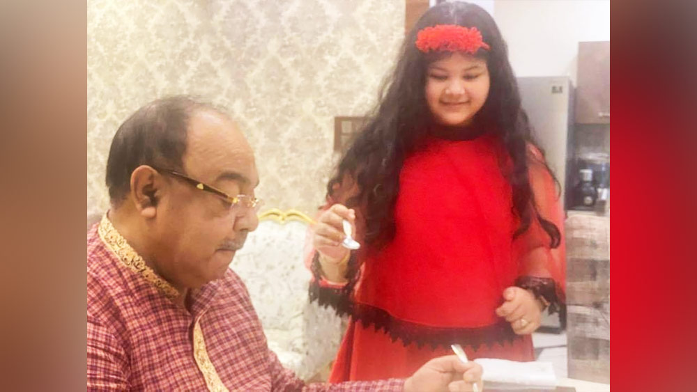 একা বৈশাখী নন, তাঁর কন্যা মহুলও খাইয়ে দেন শোভনকে। 