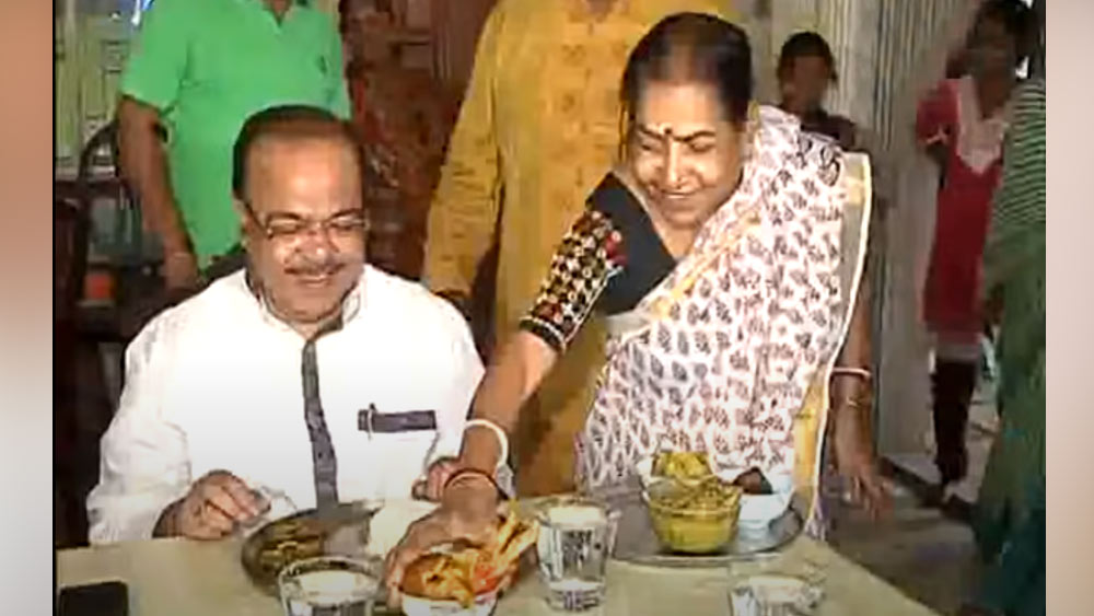 শোভনের শাশুড়ি অর্থাৎ বিধায়ক রত্না চট্টোপাধ্যায়ের মা প্রয়াত কস্তুরী দাসও এক সময় যত্ন করে জামাইষষ্ঠী পালন করতেন। এখন অবশ্য শ্বশুরবাড়ির সঙ্গে সম্পর্কই নেই শোভনের। বৈশাখীর হাতে রবিবারের জামাইষষ্ঠীর খবর শুনে রত্না অবশ্য কোনও মন্তব্য করতেই রাজি হননি।