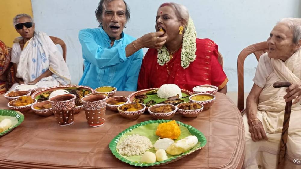 বৃদ্ধাশ্রমে প্রথম বার দেখার পরেই ৬৫ বছর বয়সি অপর্ণাকে ভাল লেগে গিয়েছিল সত্তরোর্ধ্ব সুব্রতের। সেই প্রেম পরে পরিণতি পায় বিয়ের পিঁড়িতে। 