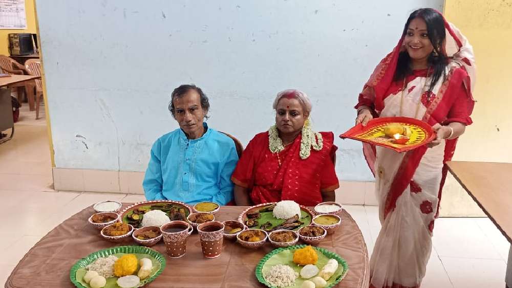 রানাঘাটের সেই নববিবাহিত বৃদ্ধ দম্পতি এ বার মাতলেন প্রথম জামাইষষ্ঠী উদ্‌যাপনে। সৌজন্যে অন্নপূর্ণা সরাইঘর-এর কর্ণধার পাপিয়া কর। 