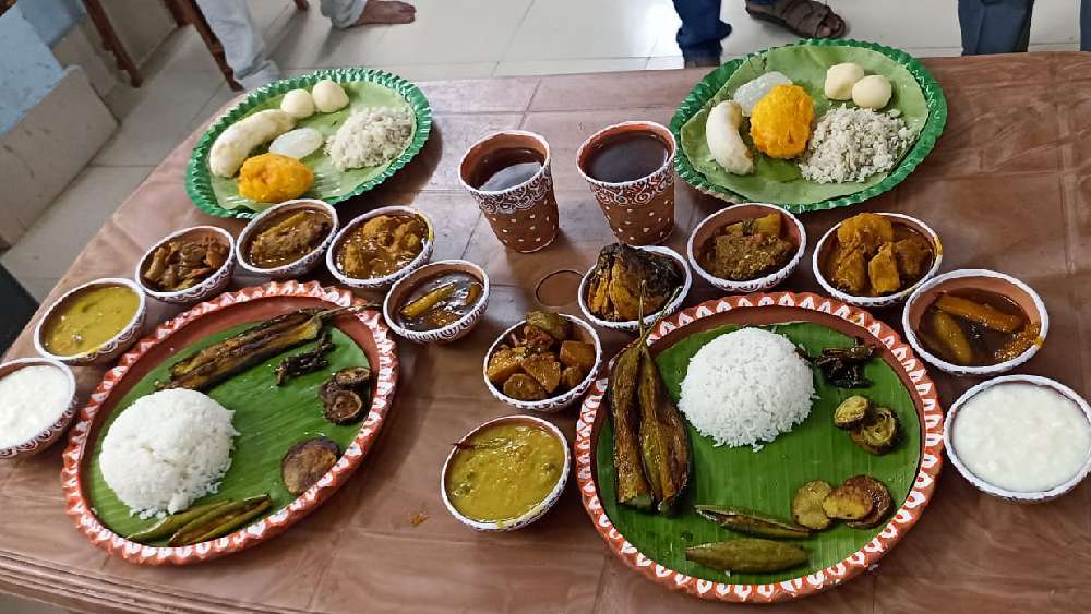 শুধু সাজসজ্জায় নয়, জামাইষষ্ঠীর মেনুতেও নজরকাড়া পদের আয়োজন করা হয়েছিল। ছিল মুড়ির ঘন্ট থেকে শুরু করে কাতলা মাছের কালিয়া, আমের চাটনি, লাল দই। সব মিলিয়ে কব্জি ডুবিয়ে ভূরিভোজের আয়োজন।