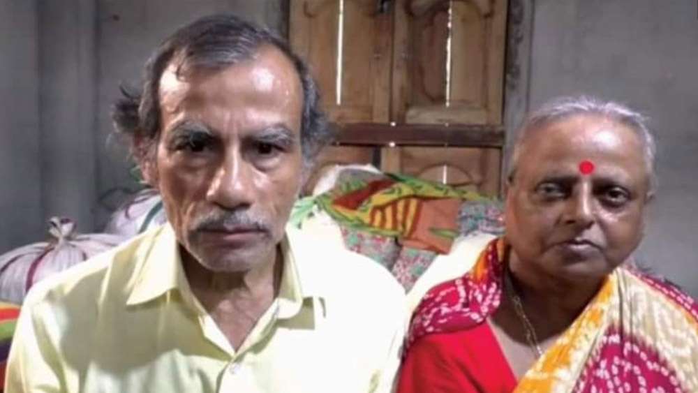 নদিয়ার চাকদহ লালপুরের বাসিন্দা সুব্রত। রাজ্য পরিবহণ দফতরের অবসরপ্রাপ্ত কর্মী। পরিবারে মা, দুই ভাই ও তাঁদের স্ত্রী-সন্তানরা আছেন। কিন্তু যৌবনে তাঁর আর বিয়ে করা হয়ে ওঠেনি। পারিবারিক সমস্যার কারণে ২০১৯ সালের শুরুতে রানাঘাটের ওই বৃদ্ধাশ্রমে শেষ জীবন কাটাতে এসেছিলেন সুব্রত। সেখানেই অপর্ণার সঙ্গে প্রথম দেখা হয় তাঁর।