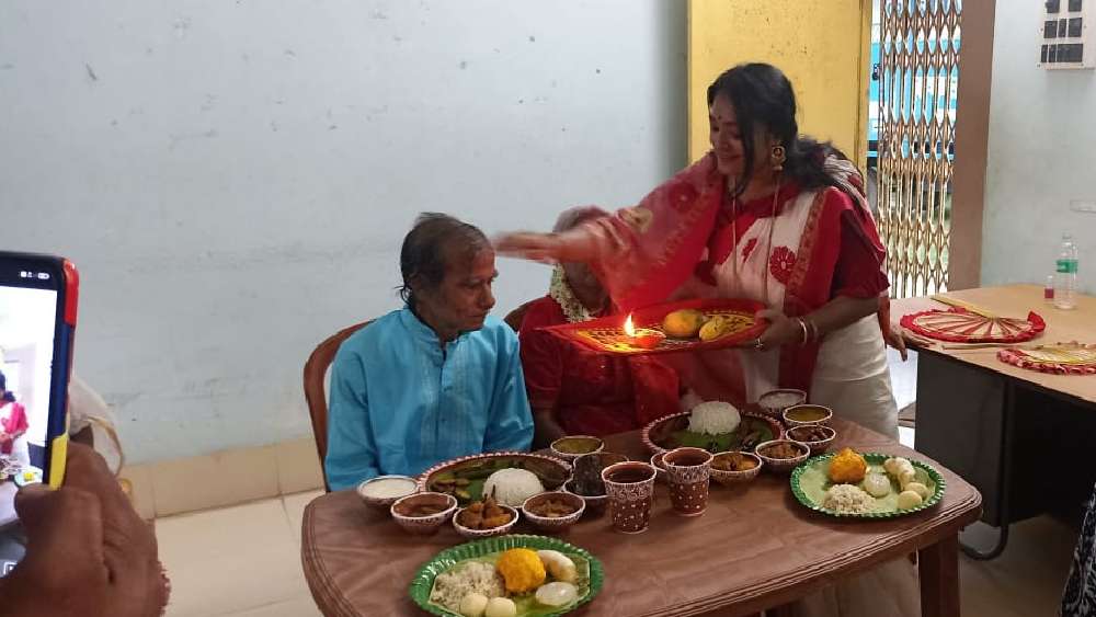 সকলের আশীর্বাদে বিয়ে হলেও সুব্রতের জামাইষষ্ঠী পালন করবে কে? তখনই এগিয়ে এলেন পাপিয়া। তিনি বলেন, ‘‘এত বড় জামাই আর কোথায় পেতাম? ওঁদের হাসিমুখ দেখে সত্যিই ভাল লাগছে।’’