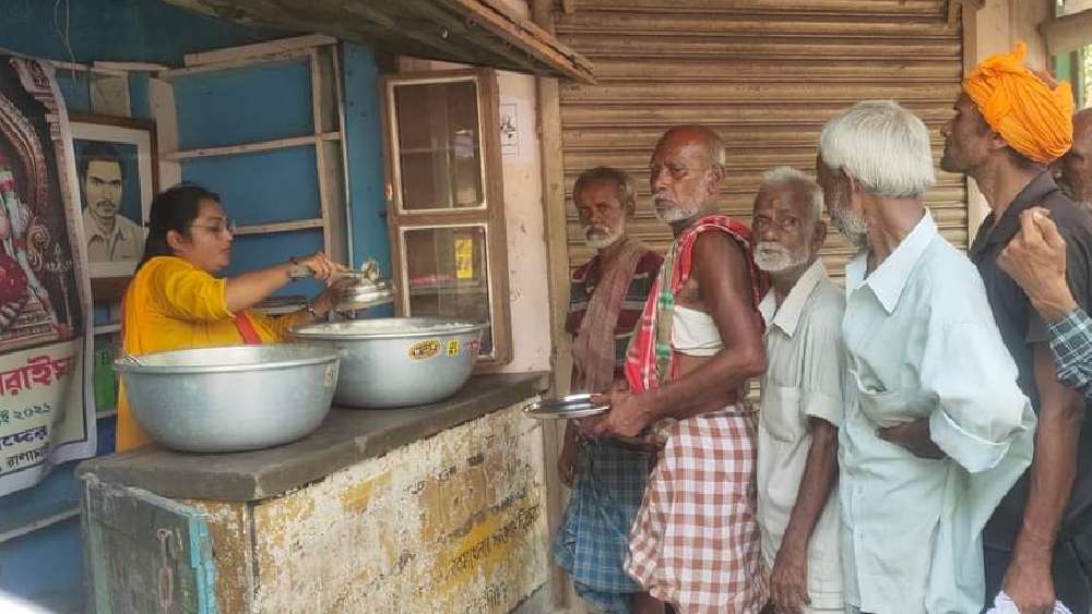 কোভিডের সময় রানাঘাট স্টেশনের গৃহহীন মানুষের মুখে ভাত তুলে দিতেন পাপিয়া। পরে অতিমারির দাপট কমলেও এই কাজ বন্ধ করেননি তিনি। এর পরেই রানাঘাট স্টেশনের পাশেই ‘অন্নপূর্ণা সরাইঘর’ খোলেন পাপিয়া। ওই হোটেল থেকেই প্রত্যেক দিন ১০০ জন গরিব মানুষকে বিনামূল্যে খেতে দেন তিনি। 