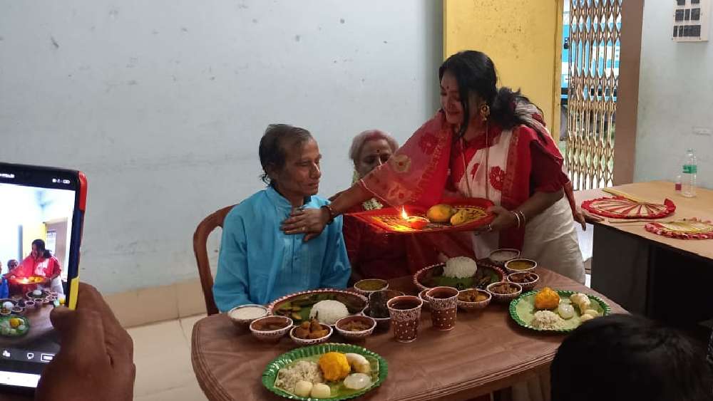 কব্জি ডুবিয়ে খাওয়াদাওয়া শেষে রসগোল্লা মুখে নিয়ে নতুন জামাই বললেন, ‘‘জীবন সায়াহ্নে বিয়ের চাইতে বড় প্রাপ্তি আর কী হতে পারে?’’ 