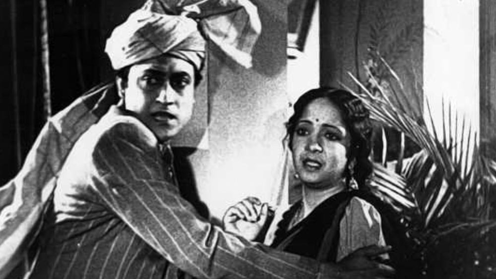 বম্বে টকিজের প্রযোজনায় ‘কিসমত’ ছবির পরিচালক ছিলেন জ্ঞান মুখোপাধ্যায়।