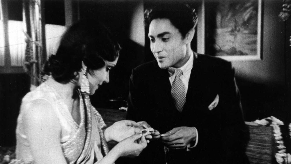 ‘কিসমত’ হল প্রথম ভারতীয় সিনেমা, যেটি  বক্স অফিসে প্রায় এক কোটি টাকা আয় করেছিল। ১৯৪৩-এ সেই অঙ্কটি যে বিপুল, তাতে কোনও সন্দেহ নেই।