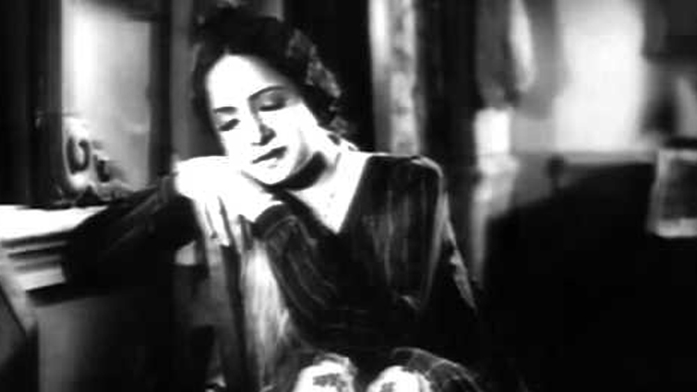 ‘কিসমত’ ছবির কাহিনিতেও ছিল সাহসের ছোঁয়া। নায়িকা অবিবাহিত অবস্থায় গর্ভবতী হয়ে পড়ে— ১৯৪৩-এ দাঁড়িয়ে এমন গল্প নিয়ে ছবি নির্মাণ বেশ কঠিন ছিল।