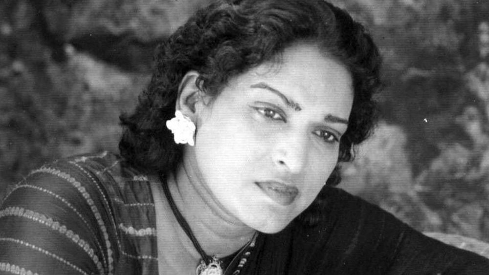 আরও উল্লেখযোগ্য তথ্য হল, আমিরবাই কর্নাটকি, যিনি ‘কিসমত’-এ আটটি গানের মধ্যে ছ’টি গান গেয়েছিলেন, তিনিই আবার ‘বয়ফ্রেন্ড’-এ শাম্মী কপূরের মায়ের ভূমিকায় অবতীর্ণ হয়েছিলেন।