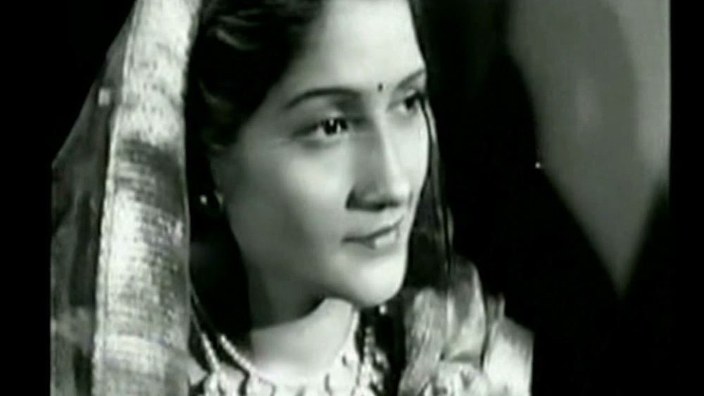 ভারতের প্রথম ব্লকবাস্টার ‘কিসমত’-এর আর একটি অবদানকে ভোলা সম্ভব নয়। সেটি এই ছবির অন্যতম গান ‘আজ হিমালয় কে চটি সে’। ১৯৪২-এ ‘ভারত ছাড়ো’ আন্দোলনে অংশগ্রহণকারী কবি প্রদীপ এই গানের রচয়িতা।