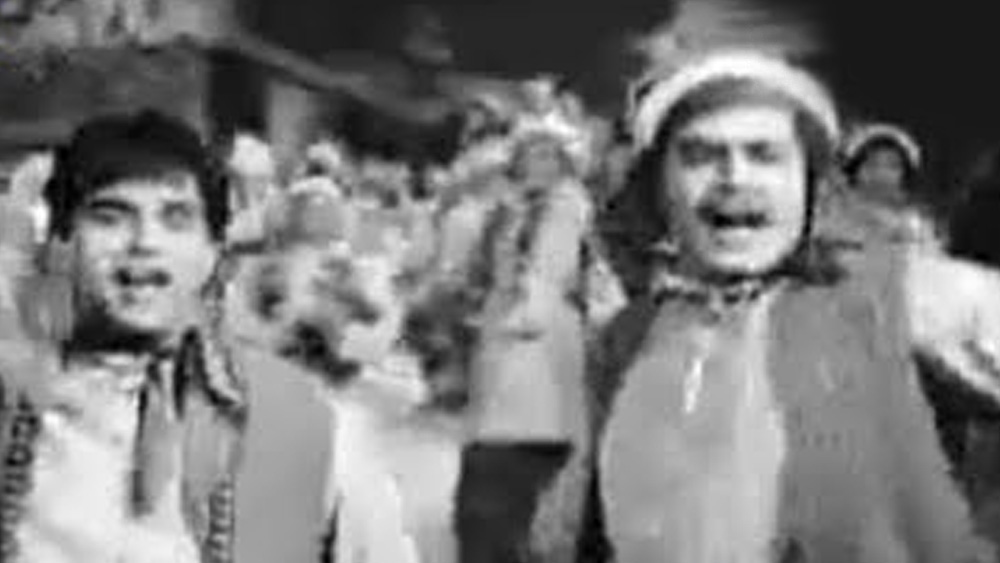 এই গানের পঙক্তি ‘'দূর হটো এ দুনিয়াওয়ালো, হিন্দুস্তাঁ হমারা হ্যায়’ পরাধীন ভারতে প্রায় স্লোগানের পর্যায়ে উন্নীত হয়। প্রসঙ্গত, কবি প্রদীপ ১৯৬২ সালে ভারত-চিন যুদ্ধের কালে ‘অ্যায় মেরে ওয়াতন কে লোগোঁ’ নামে কালজয়ী গানটি রচনা করেন।