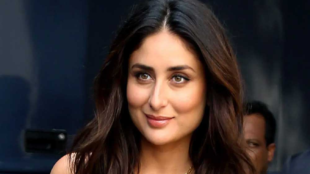 করিনা কপূর খানও তাঁর পছন্দের পোশাক নিয়ে মন্তব্য করেছেন। জিনস্ প্যান্টের প্রতি তাঁর দুর্বলতা অসীম। তাঁকে যদি কেউ জিনস্ পরে ঘুমাতেও বলেন, তা হলে এক কথায় রাজি হয়ে যাবেন করিনা। এমনকি, একই জিনস্ প্যান্ট আকাচা অবস্থায় দিনের পর দিন পরে থাকতে পারেন তিনি।