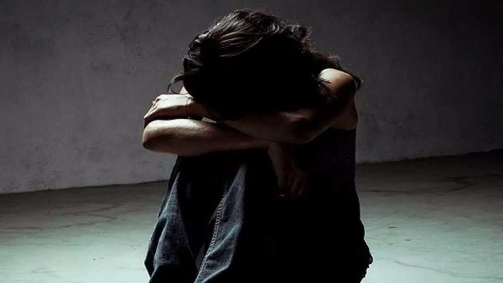 বহু অভিনেতাই ছোটবেলায় যৌন হেনস্থার শিকার হয়। অনেক চড়াই-উতরাইয়ের মধ্যে দিয়ে জীবন এগিয়ে গেলেও এই স্মৃতিগুলো কালো হয়েই থেকে যায়।