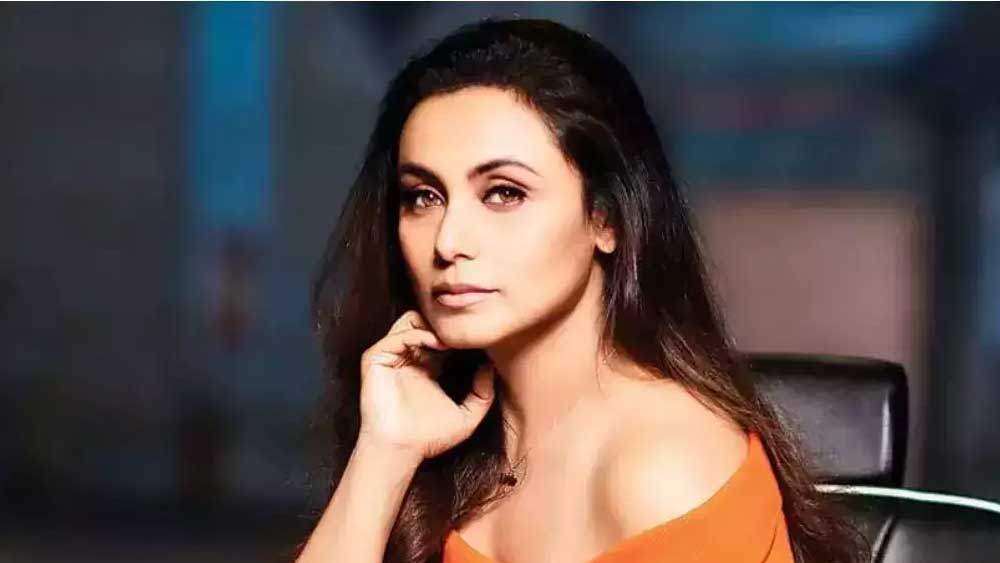 রানি মুখোপাধ্যায় এবং নীলম কোঠারির সঙ্গে গোবিন্দার বিবাহ-বহির্ভূত সম্পর্ক নিয়ে কানাঘুষো চলেছিল এক সময়। গোবিন্দা এক সাক্ষাৎকারে বলেছিলেন, তিনি বিয়ের পরেও অন্য সম্পর্কে জড়িয়েছিলেন। 