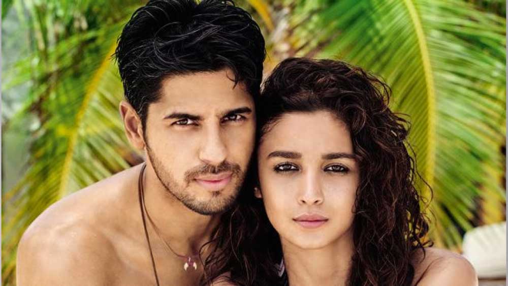 সিদ্ধার্থ মলহোত্রা এবং আলিয়া ভট্ট দু’জনের প্রথম ছবি ‘স্টুডেন্ট অব দ্য ইয়ার’। সিনেমায় তাঁদের একটি চুম্বন দৃশ্য ছিল। পাপারাৎজিদের মধ্যে তাঁদের নিয়ে কৌতূহলও ছিল প্রচুর। তবুও দু’জনের সম্পর্কের রসায়ন প্রকাশ্যে আসেনি।