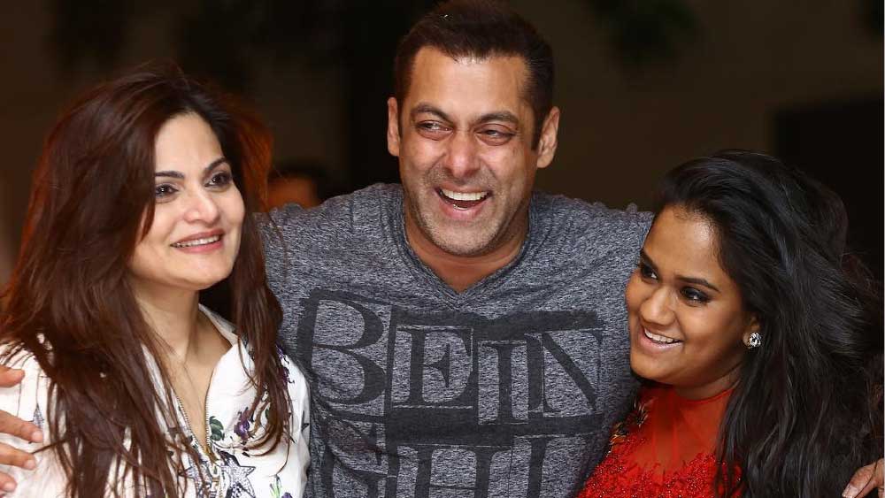 সলমন খানের বোন অর্পিতা অভিনেতা অর্জুন কপূরের সঙ্গে ডেট করতেন। ‘ম্যায়নে পয়্যার কিঁউ কিয়া’ ছবির শ্যুটিং-এর সময় তাঁদের আলাপ হয়েছিল। তখনও অর্জুনের বলিউডে নামডাক হয়নি। 