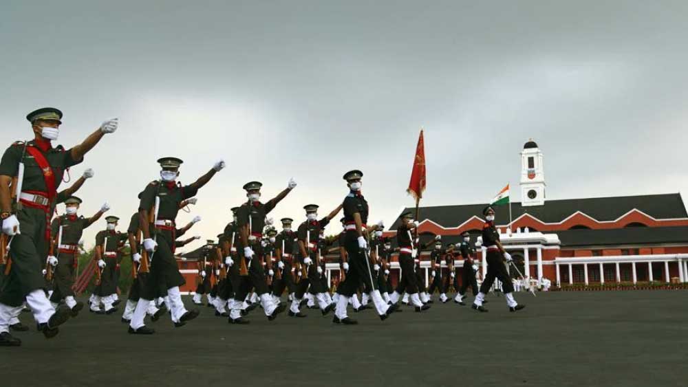 ইঞ্জিনিয়ারিং পাশ করে স্বপ্নপূরণের জন্য তোড়জোড় শুরু করেন হিমাংশু। সেনা অফিসার হওয়া তাঁর স্বপ্ন। তবে ইউপিএসসি দিয়ে প্রথম দু’বার অসফল হন তিনি।