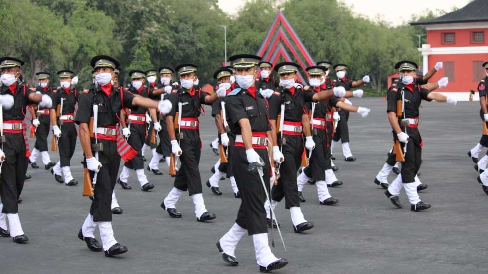 চেষ্টা ছাড়েননি। তার ফলও পেলেন হাতেনাতে। অবশেষে তৃতীয় বারে এল সাফল্য। আর সেটা আবার একেবারে চমকে দেওয়ার মতো। সিডিএস ২-এ হিমাংশুর সর্বভারতীয় র‌্যাঙ্ক এক!