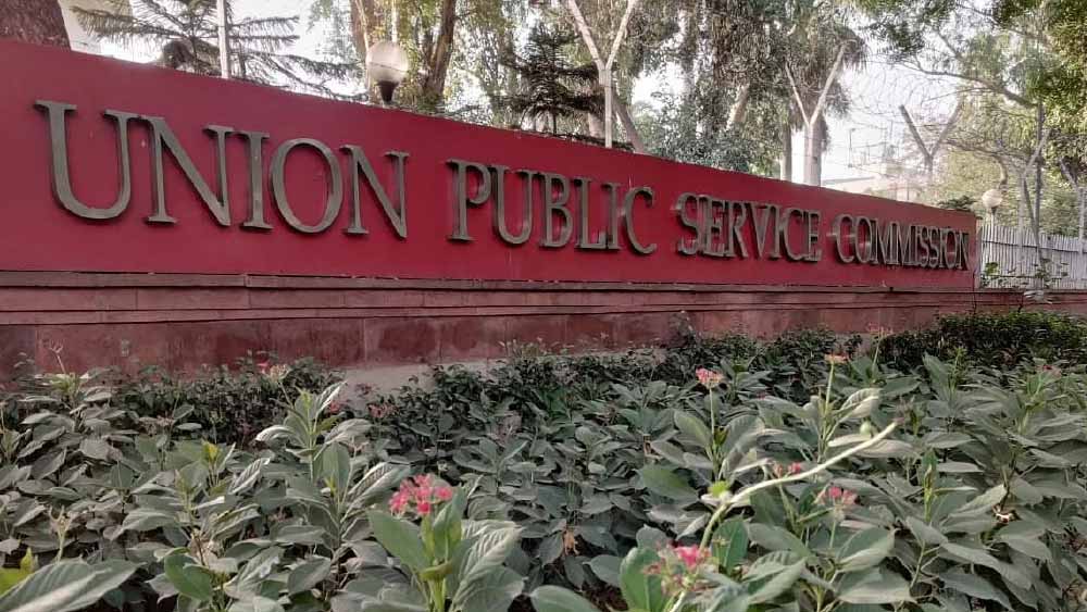 পিথোরাগড়ের বিনয় সিডিএস পরীক্ষায় দশম হয়েছেন। তাঁদেরও পারিবারিক-অর্থনৈতিক অবস্থা একেবারে ভাল নয়।