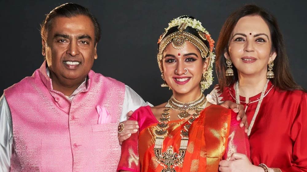 বড় ছেলে আকাশ অম্বানীর বিয়েতে মঞ্চে উঠে নেচেছিলেন নীতা অম্বানী। সোমবার তাঁকে আবারও নাচের মঞ্চে দেখা গেল। তবে এ বার তিনি পারফর্মার নন। তিনি অনুষ্ঠানের আয়োজক। মঞ্চে যিনি নাচছেন, তাঁর নাম রাধিকা মার্চেন্ট।