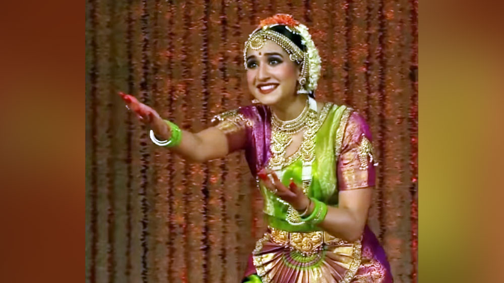 সোমবার মুম্বইয়ে তাঁর প্রথম নাচের অনুষ্ঠানের ঢালাও আয়োজন করেছিলেন অম্বানীরা। সেখানে হাজির ছিলেন আমির খান, সলমন খান, রণবীর সিংহের মতো বলিউডের তারকা অভিনেতা। ছিলেন বলিউডের পরিচালক রাজকুমার হিরানিও।