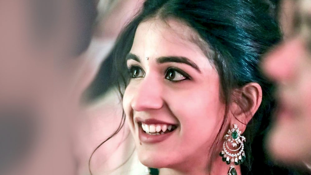 বলিউড ছাড়াও রাধিকার নাচের অনুষ্ঠানে খেলা, বিনোদন এবং রাজনীতির বহু ব্যক্তিত্ব উপস্থিত ছিলেন। মহারাষ্ট্রের মুখ্যমন্ত্রী উদ্ধব ঠাকরের বড় ছেলে এবং মহারাষ্ট্রের পরিবেশ মন্ত্রী আদিত্য ঠাকরে এসেছিলেন মা রেশমি ঠাকরেকে সঙ্গে নিয়ে। ছিলেন আদিত্যের ছোট ভাই তেজসও।