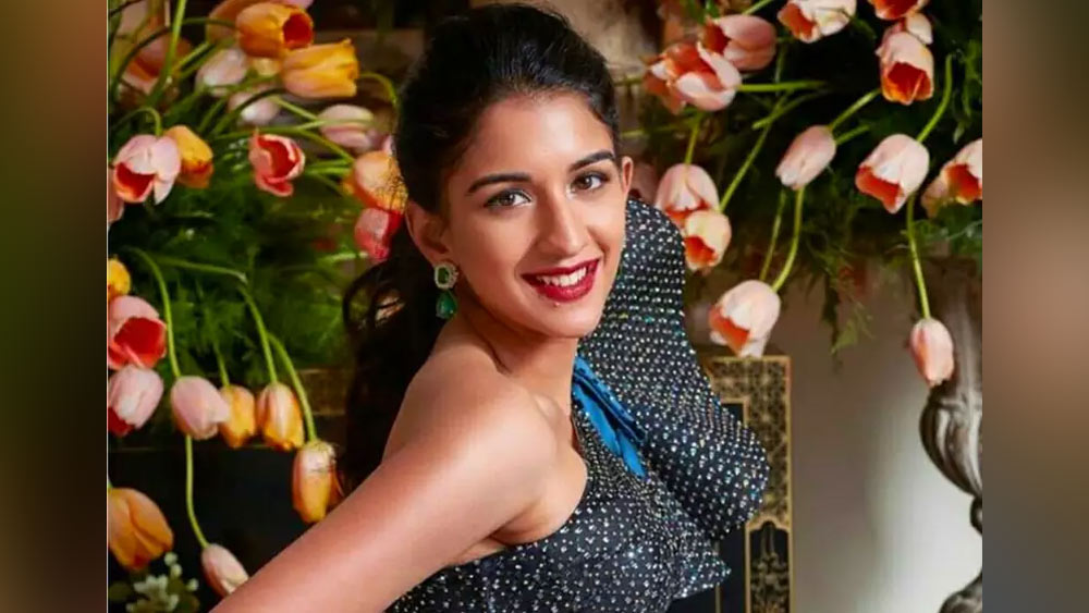 কিন্তু  রাধিকা কে? কী ভাবে অম্বানী পরিবারের সঙ্গে তাঁর পরিচয়? দেশের শ্রেষ্ঠ শিল্পপতি পরিবার তাঁকে আপন করে নিল কী ভাবে?