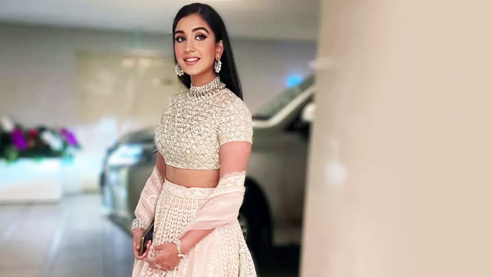 বাবা বীরেন মার্চেন্ট একটি স্বাস্থ্যপরিষেবা সংস্থার সিইও। মা শৈল মার্চেন্ট। রাধিকা  পড়াশোনা  করেছেন মুম্বই এবং নিউ ইয়র্কে।