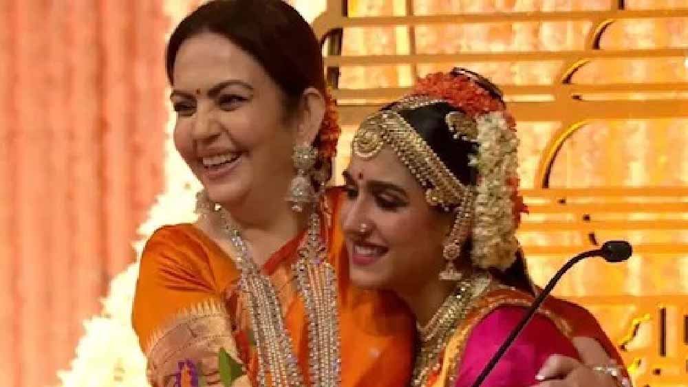 শুধু তা-ই নয়, সোমবার রাধিকার নাচের মঞ্চের পাশে অপেক্ষা করতে দেখা গিয়েছে নীতাকে। যে ভাবে মঞ্চ থেকে নেমে তাঁকে জড়িয়ে ধরে আদর করেছেন রাধিকা, তাতে সেই বন্ধুত্বই প্রমাণ হয়েছে।  