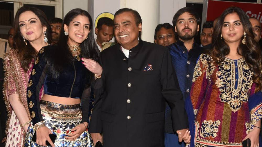 রাধিকার জন্য তাঁর ‘আরঙ্গাত্রম’-এর আয়োজন করেছিলেন মুকেশ-নীতা। যেখানে রাধিকা এক জন পেশাদার ভারতনাট্যম শিল্পী হিসেবে আত্মপ্রকাশ করলেন বলিউডের তারকাদের উপস্থিতিতে। 