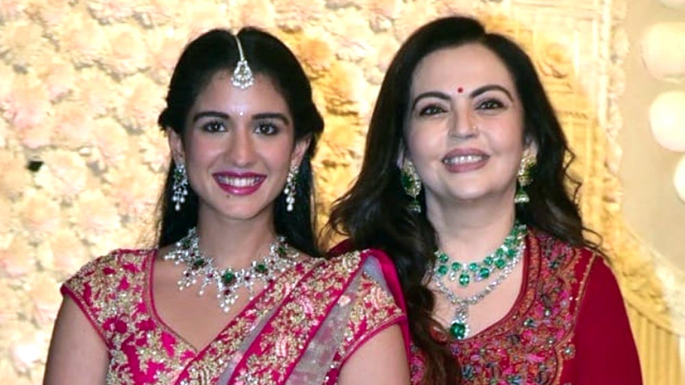 শোনা যায়, ৩৭ বছর আগে এক নাচের অনুষ্ঠানেই ছেলে মুকেশের জন্য হবু স্ত্রী পছন্দ হয়েছিল ধীরুভাই অম্বানীর। সেই নাচের অনুষ্ঠানে শিল্পী ছিলেন নীতা। সোমবার মুম্বইয়ের এক আরাঙ্গাত্রমের মঞ্চেও কি আর এক নতুন সম্পর্কের আনুষ্ঠানিক সূচনা হল!