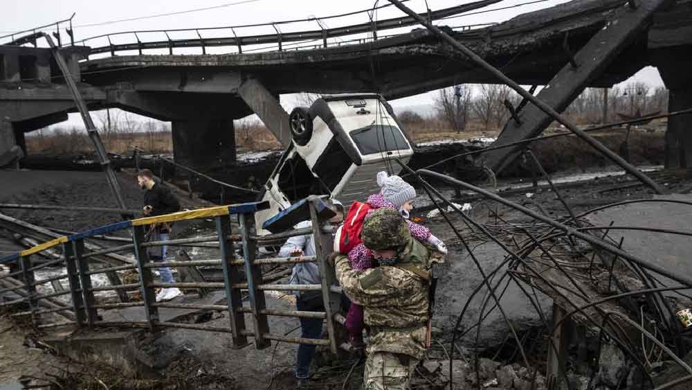 ড্রোনাচার্যের ব্যবহার দেখা যাচ্ছে দু’পক্ষেই। ড্রোনের সূক্ষ্ম ক্যামেরা ছবি তুলছে শত্রুশিবিরের। 