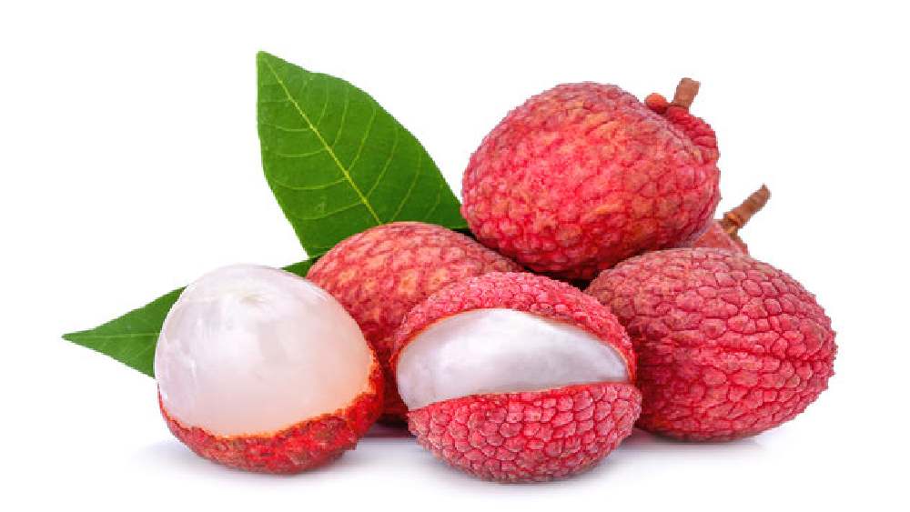 রুক্ষ, শুষ্ক ত্বকের যত্নে অনায়াসে ব্যবহার করতে পারেন লিচু।