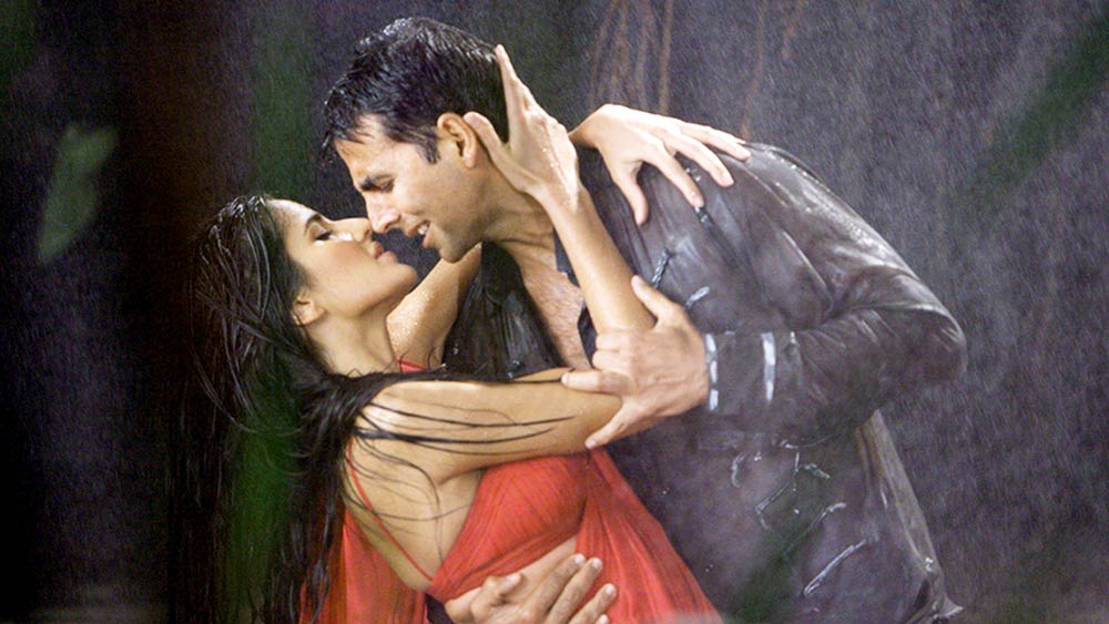 একই সঙ্গে বলিউডে ৩০ বছর পূর্ণ হল অক্ষয়ের। তিন দশক পার হয়ে গেলেও কমবয়সি নায়িকাদের সঙ্গে অন স্ক্রিন রোম্যান্স চালিয়ে যাচ্ছেন।