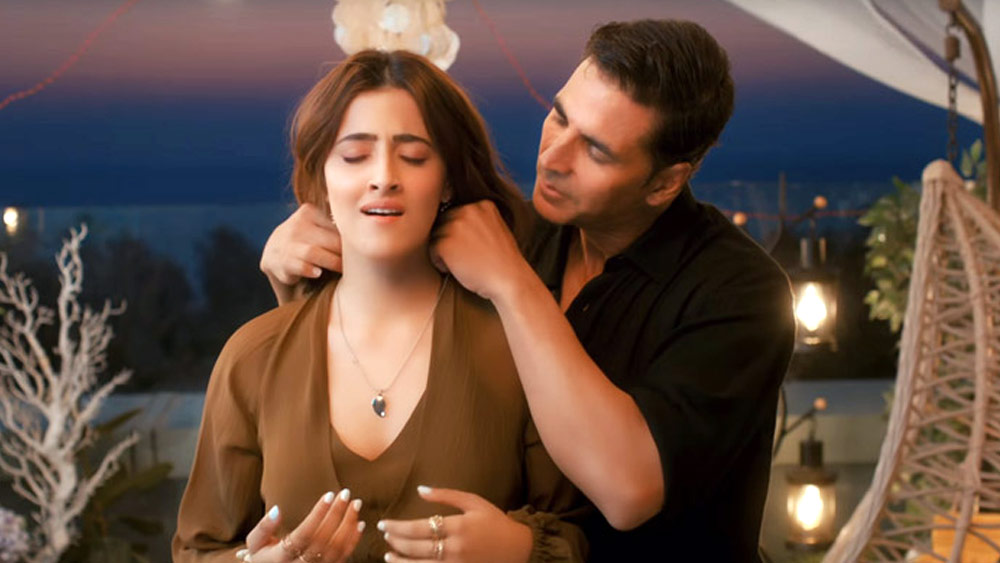 কৃতি শ্যাননের বোন নূপুরকেও দর্শকমহলে জনপ্রিয় করে তুলেছেন অক্ষয়। সিনেমার মাধ্যমে নয়, একটি মিউজিক ভিডিয়োতে অক্ষয়ের বিপরীতে ছিলেন নূপুর।