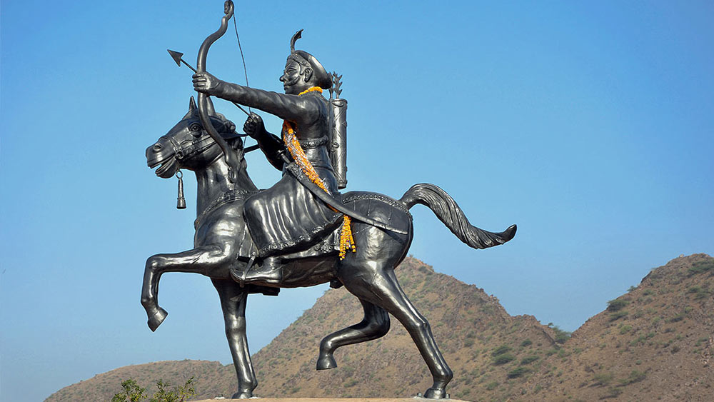 পৃথ্বীরাজ এর পর বুন্দেলখণ্ডের চান্দেলা রাজ্য আক্রমণ করেন এবং তার পর গুজরাতের চালুক্যদের সঙ্গে সংগ্রামে লিপ্ত হন। এই সব যুদ্ধে পৃথ্বীরাজের শৌর্যের কাহিনি বিভিন্ন ভাবে অতিরঞ্জিত হতে থাকে। তিনি এক প্রবল পরাক্রান্ত বীর হিসেবে দূর-দূরান্তরেও স্বীকৃত হতে শুরু করেন।