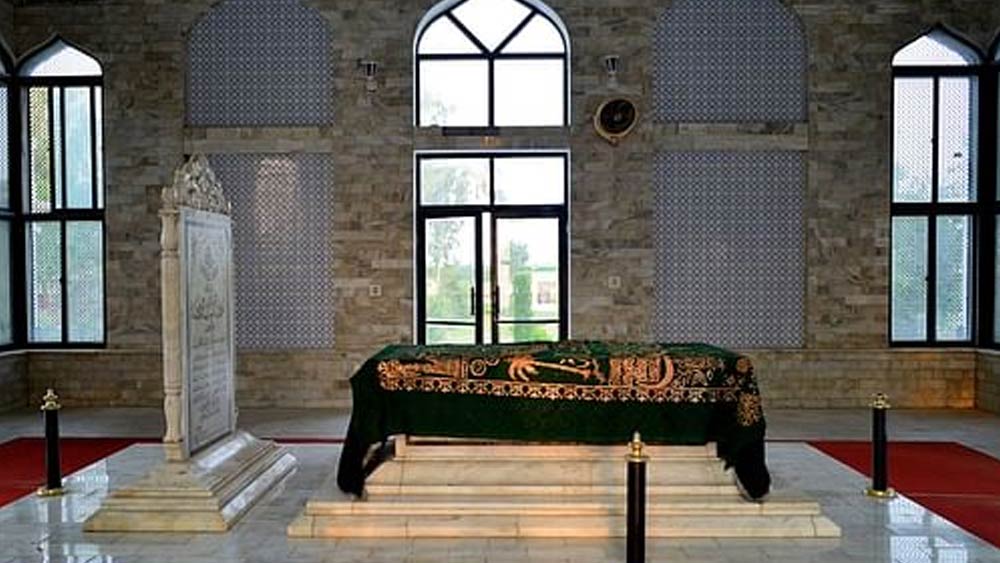 তরাইনের প্রান্তরে ঘুরির বাহিনী চৌহান সেনাদলকে পরাস্ত করে এবং পৃথ্বীরাজকে বন্দি করে। পৃথ্বীরাজের পরাজয় সম্পর্কে বিভিন্ন সূত্র ভিন্ন ভিন্ন মত প্রকাশ করে। জানা যায়, সারা দিনের যুদ্ধের পর রণক্লান্ত পৃথ্বীরাজকে ঘুমন্ত অবস্থায় আক্রমণ করে বন্দি করা হয়। আবার কোনও সূত্র অনুসারে, পৃথ্বীরাজ যুদ্ধক্ষেত্র থেকে বেরিয়ে আসতে সক্ষম হয়েছিলেন। কিন্তু শ্রাবস্তীর কাছে তিনি ঘুরির সেনাদের হাতে বন্দি হন।