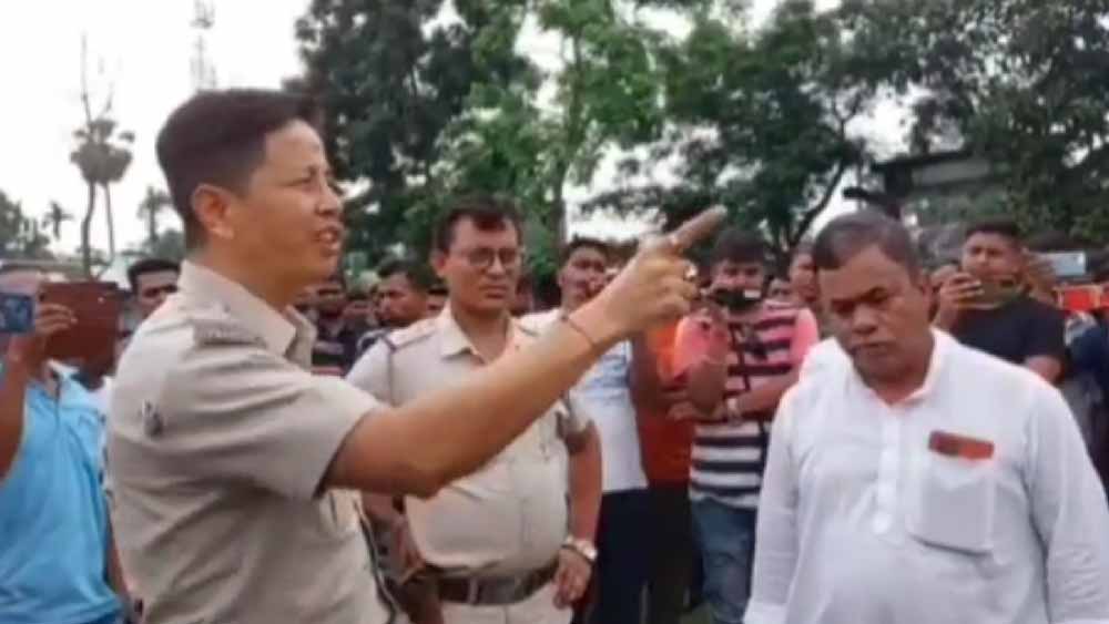 দল এক হলে আলাদা মিছিল কেন? দিনহাটায় তৃণমূলের দুই গোষ্ঠীকে ধমক ‘দাবাং’ আইসি-র