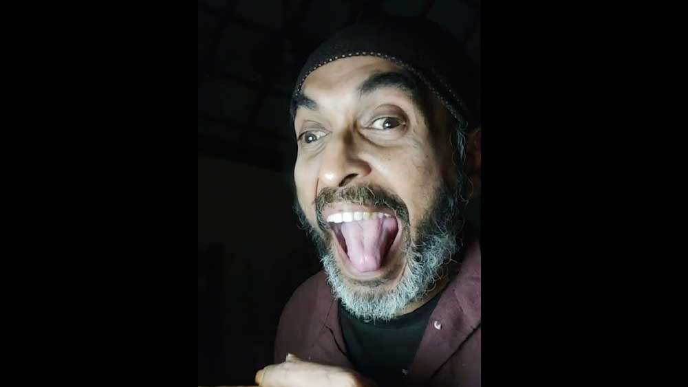 রোদ্দূর রায় বলতেই ভেসে ওঠে একটা ছবি। এক ব্যক্তি ইউটিউব এবং ফেসবুকে ইউকুলেলে হাতে বেসুরো গান গেয়ে চলেছেন। যন্ত্রটিও বেসুরে বলছে। গানের মধ্যে আছে রবীন্দ্রসঙ্গীতও। যদিও তার বাণী ইচ্ছেমতো বদলে দিচ্ছেন। এমন একটা ভাব, যেন গান গাওয়ার এটাই সঠিক পদ্ধতি!