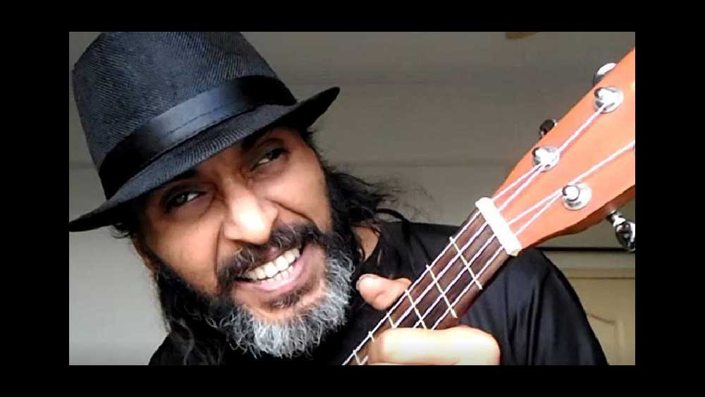 অনেকের কাছে তিনি পাগল। অনেকের কাছে ‘আঁতেল’। আবার অনেকের কাছে বাংলার বুকে ‘স্বাধীনচেতা’ এক সাধারণ মানুষ। কিন্তু তাঁর এই ‘পাগলামো’-র রসদ কী? রোদ্দূরের ভাল নাম অনির্বাণ রায়। বর্তমানে দিল্লির বাসিন্দা হলেও তিনি আদপে পূর্ব মেদিনীপুরের রামনগরের ছেলে। স্নাতক পরীক্ষায় উত্তীর্ণ হন রামনগর কলেজ থেকেই। বিজ্ঞান নিয়ে পড়াশোনা করার সুবাদে কাজ করেন তথ্যপ্রযুক্তি সংস্থায়।