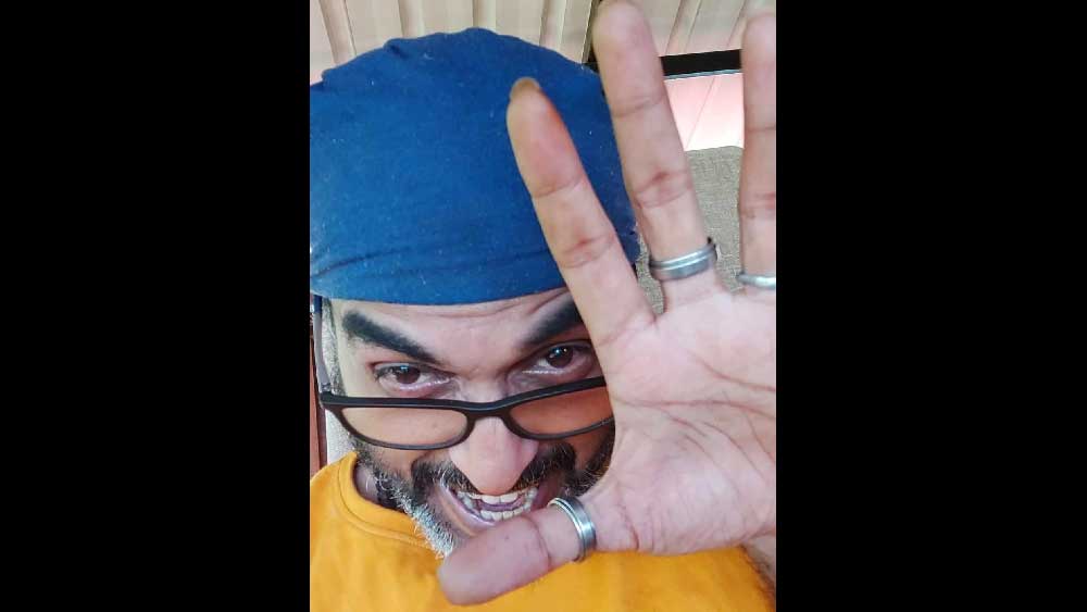 কদর্য ভাষায় গান গাওয়া এবং ইউটিউবে অশ্লীল ভাষায় সমাজের একাধিক ধ্যানধারণাকে আঘাত করা রোদ্দূর ডিস্ক জকি (ডিজে) হিসেবেও কাজ করেছেন। নেশা করতে করতে গালিগালাজ করে গান গেয়ে এবং অদ্ভুত ভঙ্গিমায় কথা বলে ইউটিউবার হিসেবে রোদ্দূর বিভিন্ন মানুষের দৃষ্টি আকর্ষণ করার পাশাপাশি লিখে ফেলেছেন কয়েকটি বইও। এর মধ্যে অন্যতম ‘অ্যান্ড স্টেলা টার্নস আ মম’। ইউটিউবে গান গাইলেও রোদ্দূর কি নিজেকে শুধুই ইউটিউবার এবং গায়ক ভাবেন? না কি তিনি নিজেকে কবি, চলচ্চিত্রনির্মাতা, সাহিত্যিক এমনকি, আধ্যাত্মিক গুরু বলেও মনে করেন? অন্তত তাঁর কথাবার্তা এবং যুক্তি শুনলে তেমনই মনে হয়। 