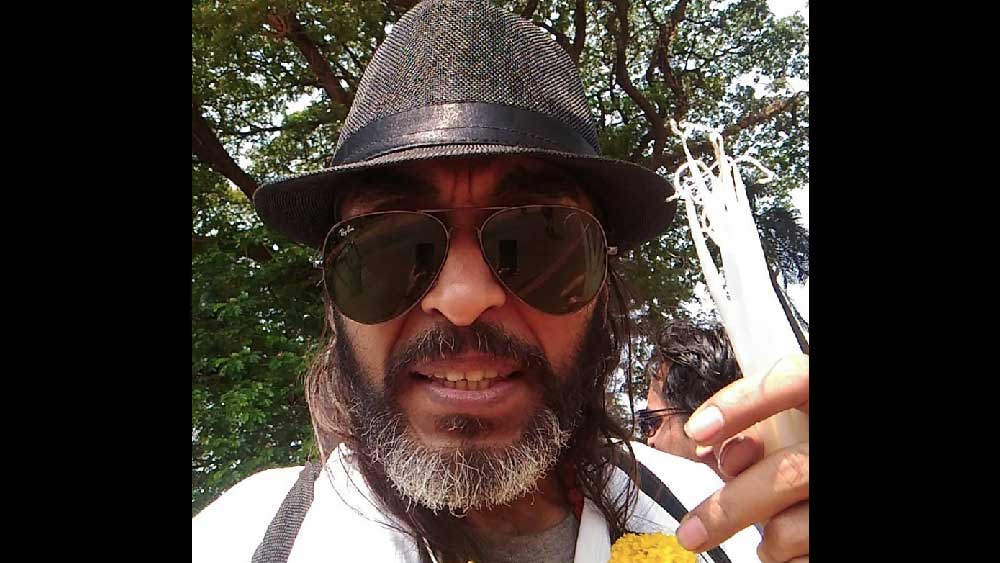 ভালই চলছিল জীবন। রবীন্দ্রনাথের গানের বাণী পাল্টে সেই জায়গায় কদর্য শব্দ জুড়ে গান গেয়ে মনের ভাব প্রকাশ করলেও নেটমুখী বাঙালি ছেলে-মেয়েদের কাছে মজার বিষয় হয়ে উঠেছিলেন রোদ্দূর। কটাক্ষও জুটেছিল। আবার সমর্থনও মিলেছিল। বস্তুত, তাঁর একেকটি ইউটিউব ভিডিয়োয় লক্ষ লক্ষ দর্শক হত। শেয়ারও তেমনই। তাঁর ফেসবুক লাইভ সাড়া ফেলেছিল তরুণ প্রজন্মের একটা বড় অংশের মধ্যে। তবে ধ্রুপদী বাঙালি রোদ্দূরকে বরাবরই এক ‘উটকো উৎপাত’ বলে মনে করেছে।