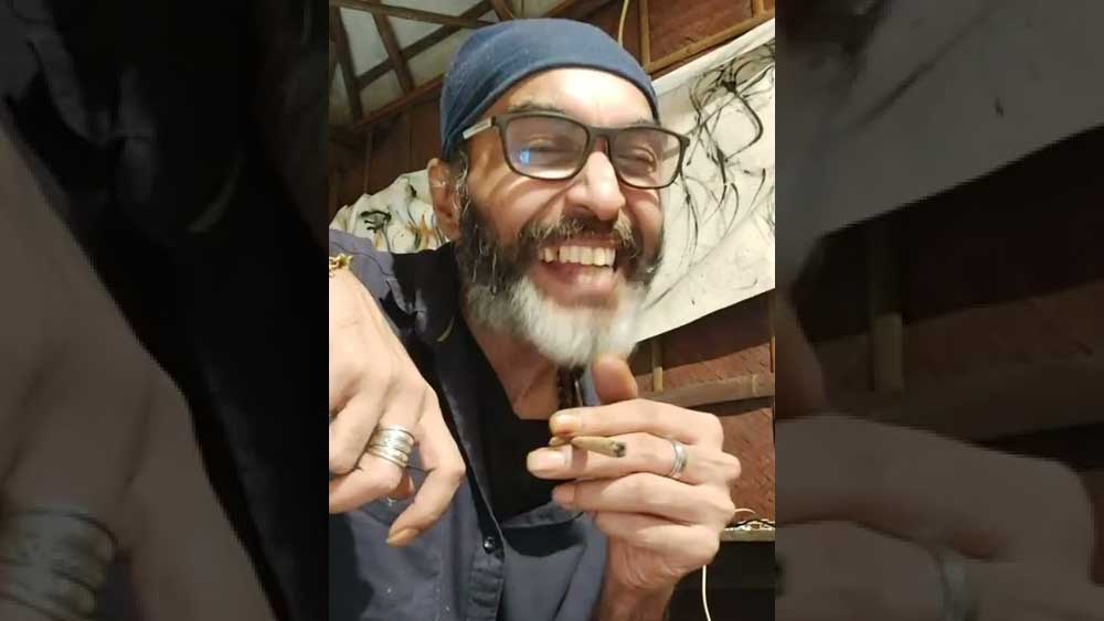 ২০২০ সালের ৫ মার্চ। রবীন্দ্রভারতী বিশ্ববিদ্যালয় চত্বরে বসন্ত উৎসব উপলক্ষে আবির খেলায় মেতে ওঠা পড়ুয়াদের মুখে রবীন্দ্রসঙ্গীত— ‘চাঁদ উঠেছিল গগনে...।’ কিন্তু তার মধ্যে রবীন্দ্রনাথের গানে মেশানো রোদ্দূর রায়ের অশ্লীল শব্দ। তা গেয়েই উল্লাসে মাতোয়ারা নতুন যৌবনের দূতেরা। একই সঙ্গে ‘রোদ্দূর রায় ভার্সন’-এর গানের কথা পিঠে আবির দিয়ে লিখে ছবিও তুলেছিলেন তাঁরা। মুহূর্তে ভাইরাল হয়েছিল সেই সব ছবি। ফল? জনতার কাঠগড়ায় রোদ্দূর। তাঁর বিরুদ্ধে ‌আইনি ব্যবস্থা নেওয়ার দাবিতে পুলিশের কাছে অভিযোগও দায়ের করা হয়।