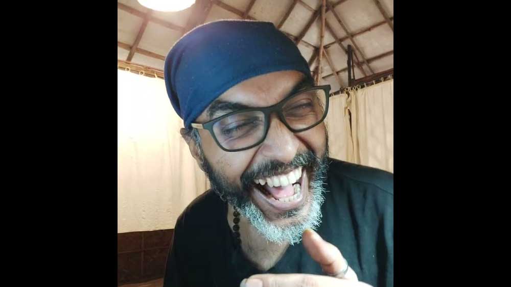 রোদ্দূরের গানের ভাষায় কদর্যতার ছাপ মেলে। চিন্তাভাবনায় মেলে কি না, তা আপেক্ষিক এবং তর্কসাপেক্ষ বিষয়। তবে তাঁর কাছে সব সময়ই বড় হয়ে উঠেছে তাঁর মোক্সা এবং মোক্সার জন্য করা তাঁর পদক্ষেপ। সমাজের জন্য এই ধরনের ধ্যানধারণা ভাল কি না, তা-ও কেউ হলফ করে বলতে পারবেন না। তবে ভারতের সংবিধান এবং আইন যে তাঁর চিন্তার সঙ্গে সহমত নয়, তা মঙ্গলবার তাঁর গ্রেফতারে প্রমাণিত।