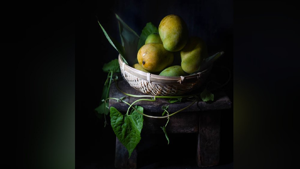 সকালের জলখাবার থেকে শুরু করে রাতের খাবার, কিংবা বিকেলের ঠান্ডা পানীয়— সবেতেই থাকে আম। 