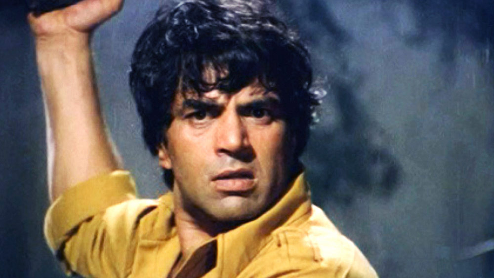 নেশাতুর অবস্থাতেই বিনোদকে ডেকে অমৃতার নামে কুমন্তব্য করা শুরু করেন। ধর্মেন্দ্র যখন সুস্থ-স্বাভাবিক থাকবেন, তখন এই বিষয় নিয়ে কথা বলা যাবে ভেবেই চুপ করে থাকেন বিনোদ।