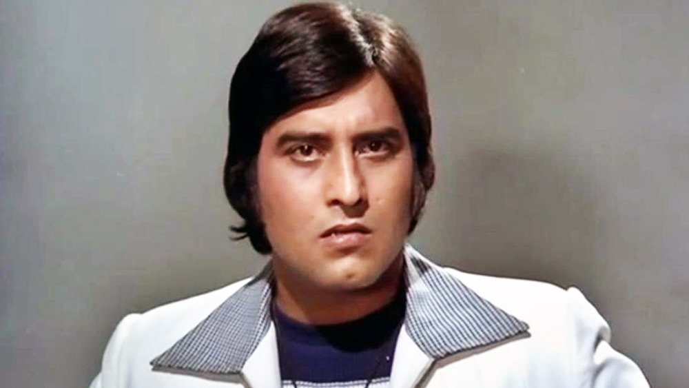 পরের দিনও একই ঘটনার পুনরাবৃত্তি ঘটে। তবে এ বার ধর্মেন্দ্র নেশাতুর অবস্থায় ছিলেন না। গালমন্দ করার মাঝে বিনোদকে ধাক্কা দিয়ে সরিয়ে দেন ধর্মেন্দ্র।