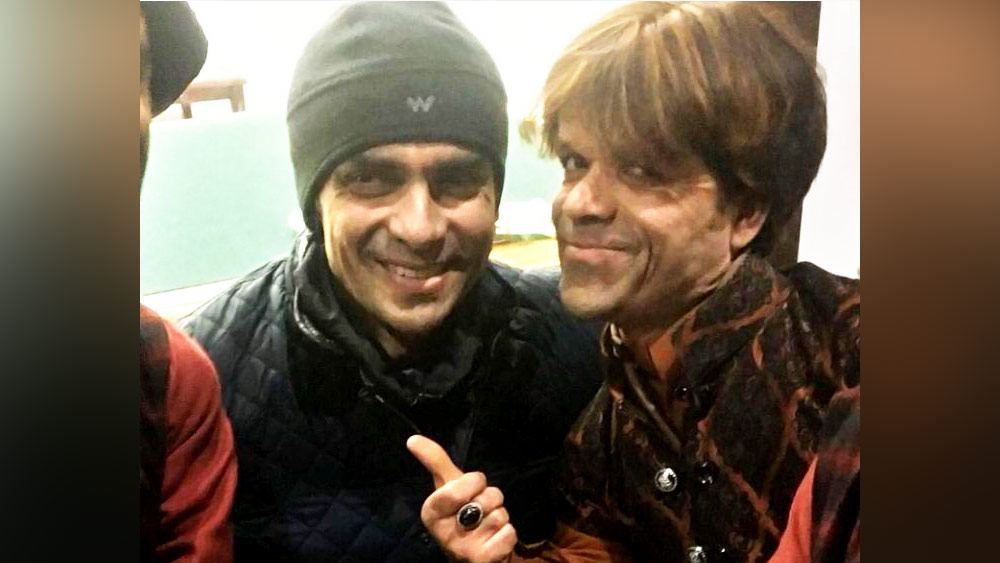 এত বড় মাপের অভিনেতার দেখা মিলবে কাশ্মীরের উপত্যকায়? তা মনে হয় স্বপ্নেও ভাবতে পারেননি পরিচালক ইমতিয়াজ আলি। সঙ্গে সঙ্গে নিজস্বী তুলে নেটমাধ্যমে তাঁর অনুরাগীদের জানান তিনি।